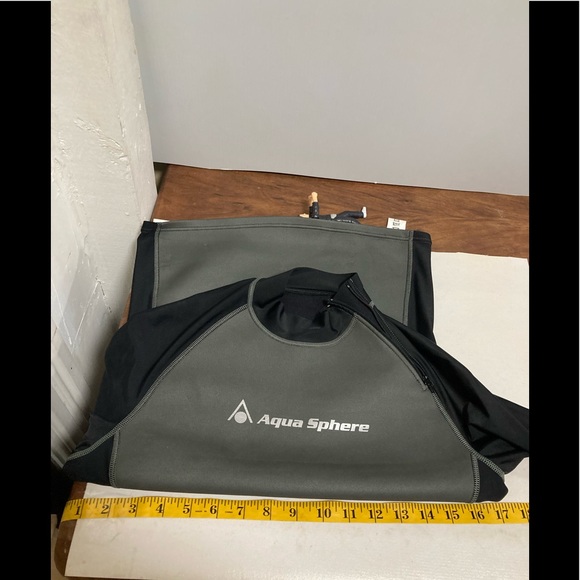 Aqua sphere rash guard size large - Picture 4 of 8